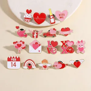 Détails de diverses épingles en émail pour la Saint-Valentin avec cœurs et motifs