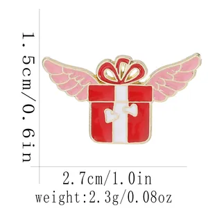Détail de la broche boîte cadeau ailée rouge avec dimensions et poids indiqués
