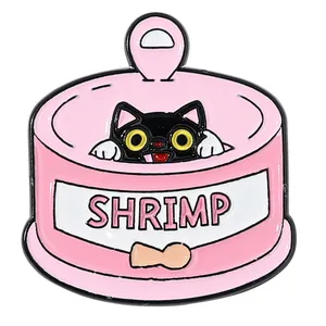 Détail du pin's émaillé rose en forme de boîte de crevettes avec un chat noir mignon