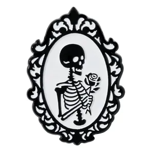 Gothic-Emaille-Brosche mit Totenkopf und Rose im verzierten viktorianischen Rahmen