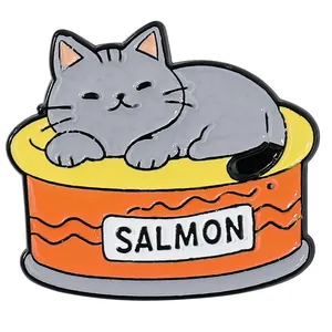 Vue détaillée du pin's chat en émail montrant un chat gris dans une boîte de saumon