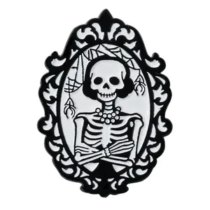 Gothic Emaille-Brosche mit Totenkopf, Barock-Rahmen und feinem Spinnennetz-Hintergrund