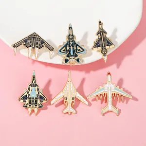 Détail d'un lot de six épinglettes en émail d'avion avec bordure en métal doré