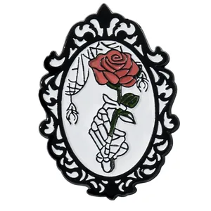 Gothische Emaille-Brosche mit Skeletthand, roter Rose und antikem Rahmen-Design