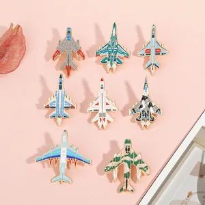 Vue de dessus de huit épingles en alliage avec des motifs de chasseurs militaires