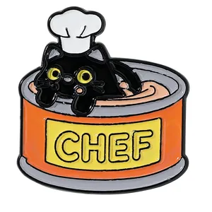Détail d'un badge de chat noir portant une toque de chef dans une boîte de conserve orange