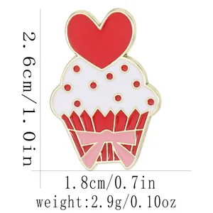 Détail du pin's cupcake émaillé avec dimensions 2,6cm x 1,8cm, cœur rouge et nœud