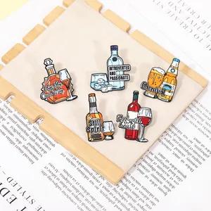 Set di 5 spille vintage in smalto con disegni di bottiglie di vino, birra e whisky