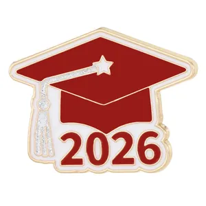 Λεπτομέρεια καρφίτσας αποφοίτησης 2026 με χρυσές άκρες και γκλίτερ φούντα για μαθητές