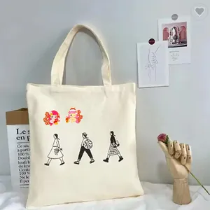 Detailaufnahme einer weißen Canvas-Tasche mit niedlichen Pony-Ansteckern und Girl-Motiven