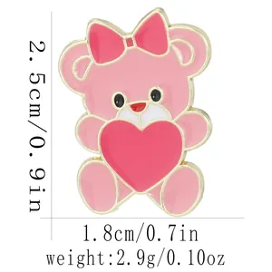 Détails de la broche ours en émail rose montrant une hauteur 2,5 cm et poids 2,9 g