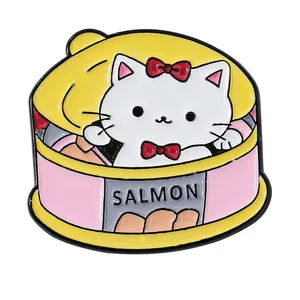 Détail macro du pin's en émail chat saumon de style dessin animé aux couleurs vives