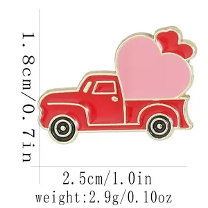Détail de la broche camion rouge émaillé avec cœurs et dimensions 2,5 cm x 1,8 cm