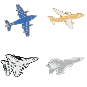 Ensemble de quatre pin's en émail d'avions, incluant chasseurs et avions de ligne