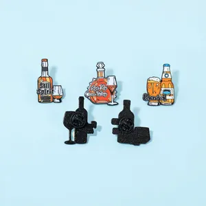 Set di spille smaltate retro a forma di bottiglie di whisky e birra in colori arancio e giallo