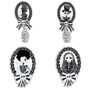 Lot de 4 broches gothiques en émail motif mariés squelettes pour Halloween en noir et blanc