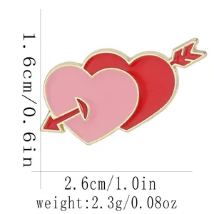 Détail du pin's cœur émaillé avec flèche de Cupidon affichant les dimensions 2,6x1,6cm