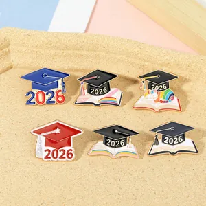 Σμάλτο καρφίτσες αποφοίτησης 2026 με καπέλα και βιβλία, σετ 6 τεμαχίων για δώρα
