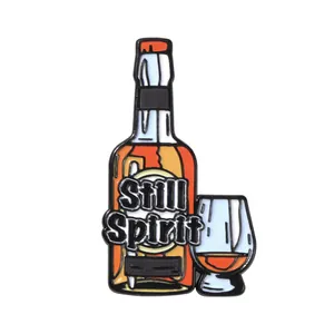 Dettaglio della spilla smaltata Still Spirit con bottiglia arancione e bicchiere