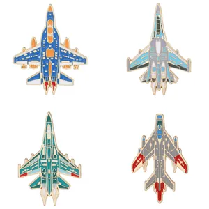 Vue détaillée de quatre pins d'avion de chasse en alliage avec une finition laquée colorée