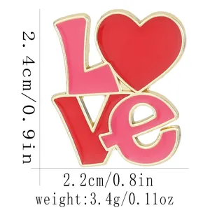 Détail de la broche émaillée LOVE rouge et rose montrant les dimensions 2,4cm x 2,2cm et 3,4g