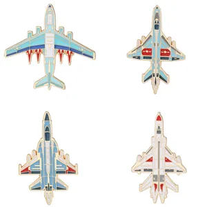 Détail de quatre épingles en émail sur l'aviation avec des motifs d'avions de chasse
