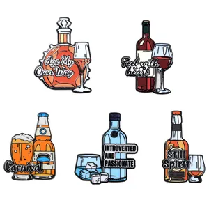 Set di cinque spille retrò in smalto con design di bottiglie di whisky e vino