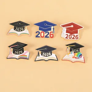 Σετ καρφίτσες αποφοίτησης 2026 με καπέλα και βιβλία ως δώρα για μαθητές και φοιτητές