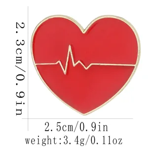 Dimensions de la broche cœur en émail rouge avec design d'onde EKG et bordure dorée