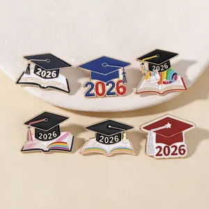 Σετ καρφίτσες αποφοίτησης 2026 με καπέλα και βιβλία για αναμνηστικό δώρο φοιτητών