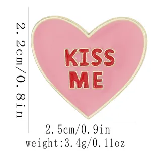 Broche coeur rose émaillée Kiss Me avec dimensions de 2,5 cm de large et 2,2 cm de haut