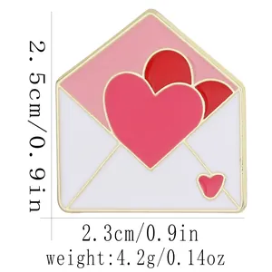 Vue détaillée du pin's enveloppe cœur affichant 2,5 cm de hauteur et 2,3 cm de largeur