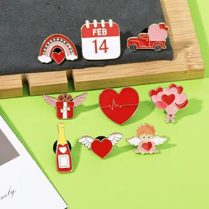 Set de broches en émail Saint-Valentin avec cupidon, cœurs et calendrier sur fond vert