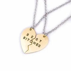 Dettaglio dei ciondoli a cuore Best Friends incastrati con finitura oro e argento
