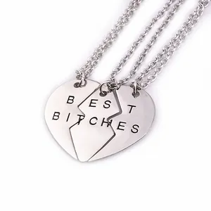 Dettaglio della collana a cuore puzzle in argento con incisione Best Bitches per tre