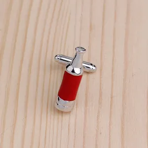 Gemelli a forma di bottiglia di vino in argento con smalto rosso su legno