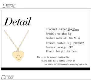 Dettaglio del ciondolo cuore dorato con zampa, dimensioni 20x20mm e catena da 45cm