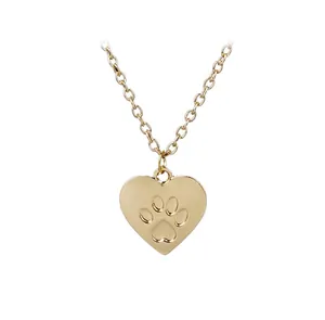 Collana con pendente a cuore dorato con impronta di zampa animale in rilievo su catena