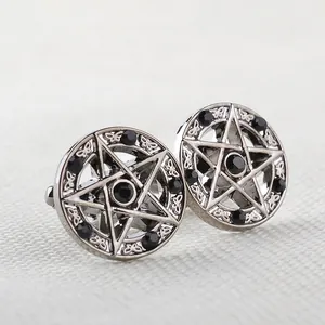 Dettaglio di gemelli a pentagramma argento con strass neri e incisione gotica