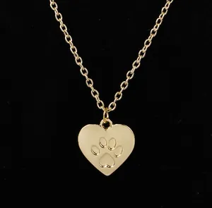 Collana con ciondolo a cuore in oro lucido con impronta di zampa su catena a O