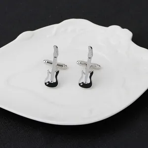 Boutons de manchette guitare électrique argentés avec émail noir et blanc sur plat céramique
