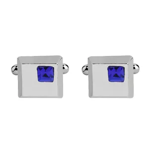 Dettaglio dei gemelli da uomo quadrati in argento con intarsio in cristallo blu lucido