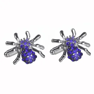 Macro-opname van zilveren spin-manchetknopen met donkerblauwe kristallen details