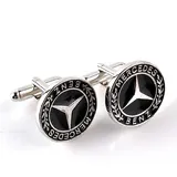 Detailopname van ronde zilveren manchetknopen met zwart geëmailleerd Mercedes-Benz logo