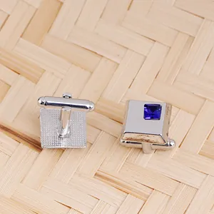 Gemelli da uomo quadrati in argento con gemma blu scuro e finitura lucida a specchio