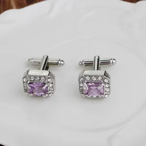 Détails de boutons de manchette argentés avec pierres de zircon violettes et halo brillant