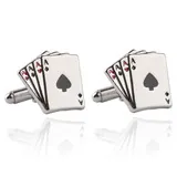 Detail van zilveren poker aas manchetknopen met rode en zwarte patronen voor kostuums