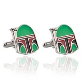 Detailweergave van vierkante metalen manchetknopen met Boba Fett helm emaille ontwerp