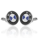 Detailweergave van gepolijste ronde metalen manchetknopen met blauw en wit auto-logo