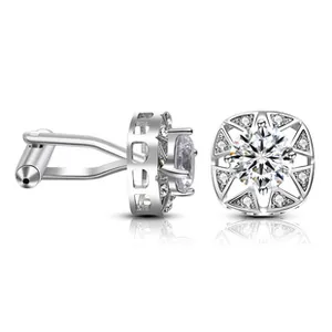 Dettaglio dei gemelli in argento con zircone rotondo e raffinato design traforato